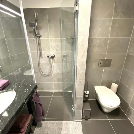 Lilie In Mit Tiefgarage, New And Modern ヘーヴィーズ