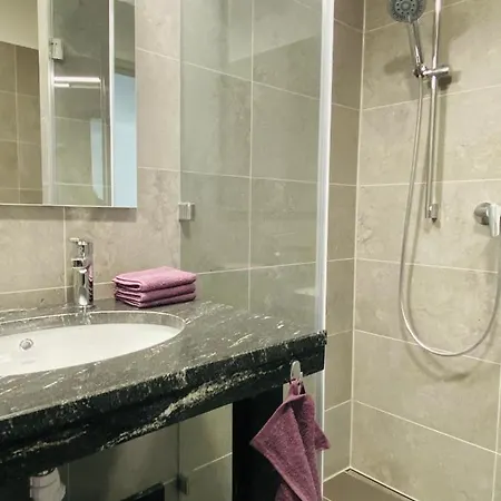 アパート Lilie In Mit Tiefgarage, New And Modern ヘーヴィーズ