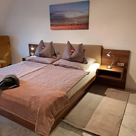 Lilie In Mit Tiefgarage, New And Modern アパート *