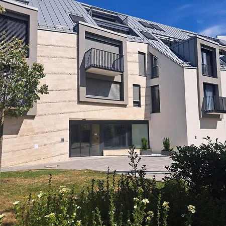 Lilie In Mit Tiefgarage, New And Modern * ヘーヴィーズ